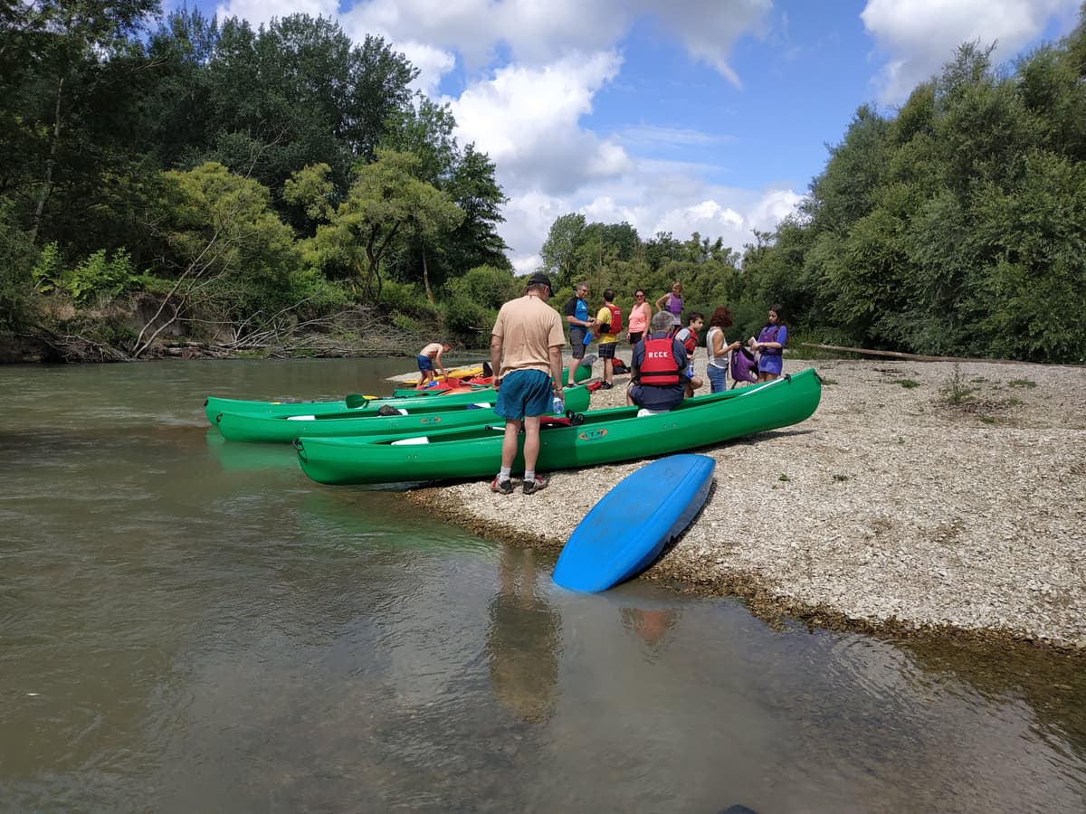 Des kayaks entre Rethel et Château-Porcien sur une plage.